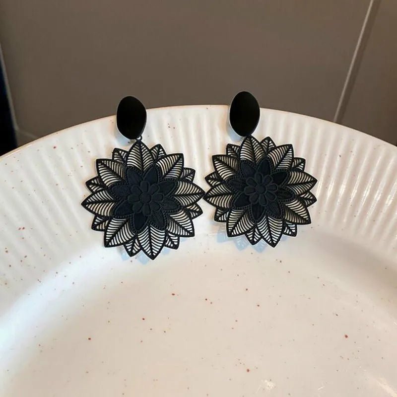 🌸 Boucles d'Oreilles Fleur Forêt Noire - Motif Ajouré Goutte d'Eau Style Coréen - FoytiShop