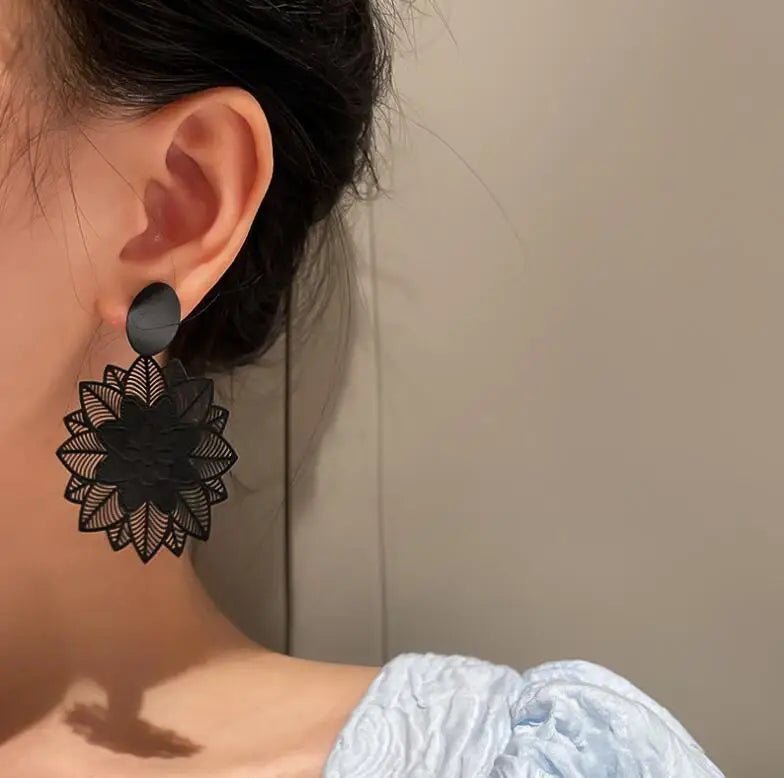 🌸 Boucles d'Oreilles Fleur Forêt Noire - Motif Ajouré Goutte d'Eau Style Coréen - FoytiShop