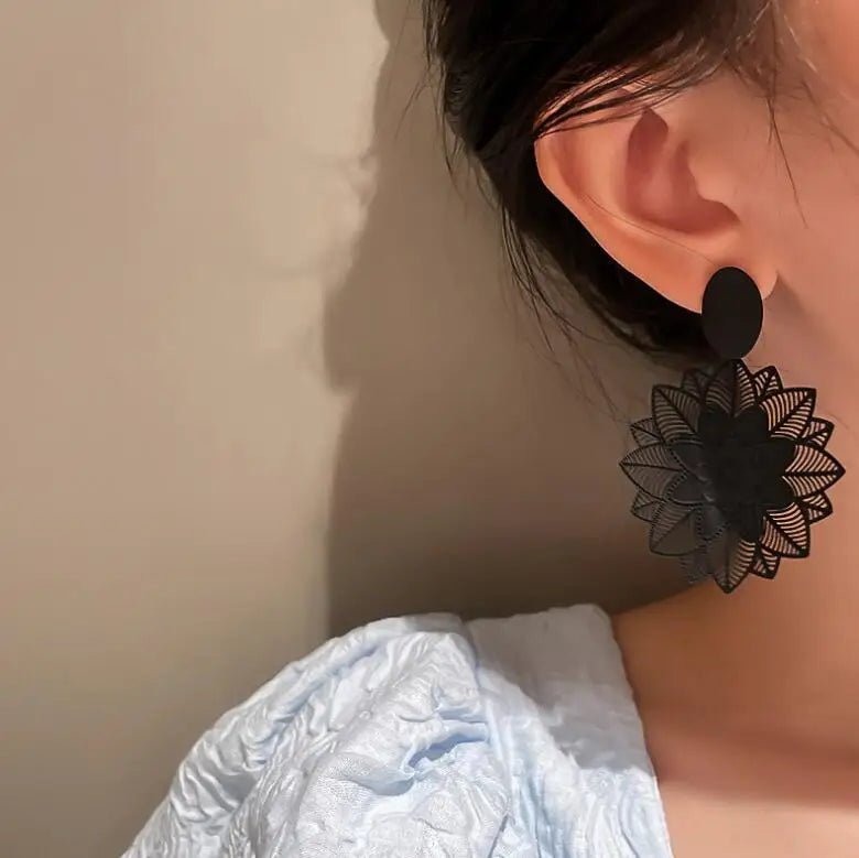 🌸 Boucles d'Oreilles Fleur Forêt Noire - Motif Ajouré Goutte d'Eau Style Coréen - FoytiShop