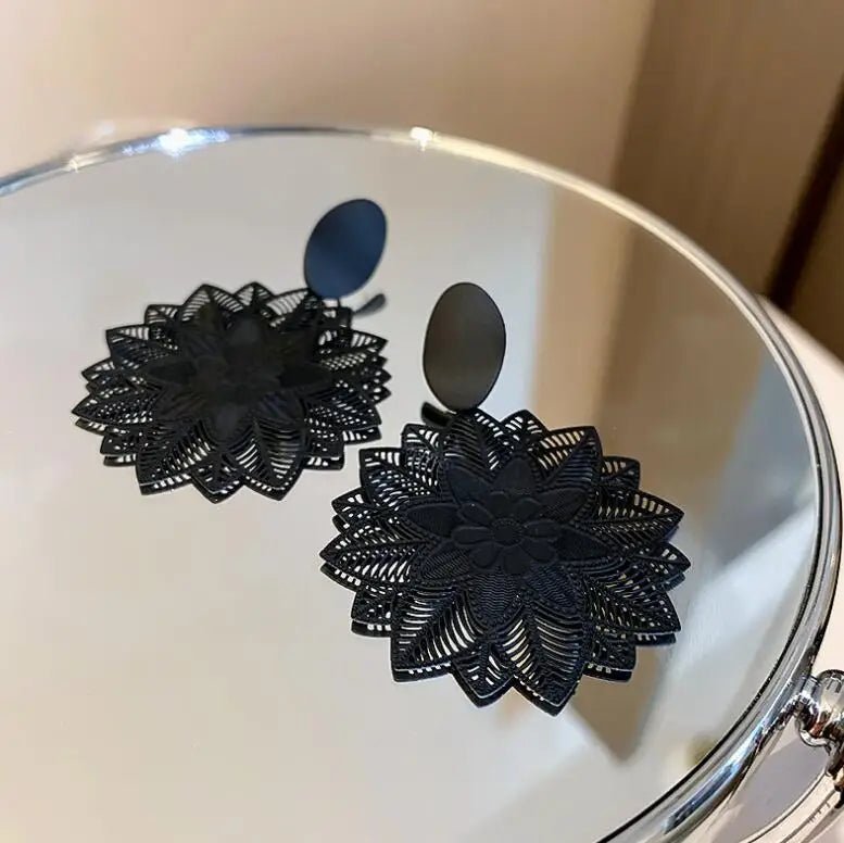 🌸 Boucles d'Oreilles Fleur Forêt Noire - Motif Ajouré Goutte d'Eau Style Coréen - FoytiShop