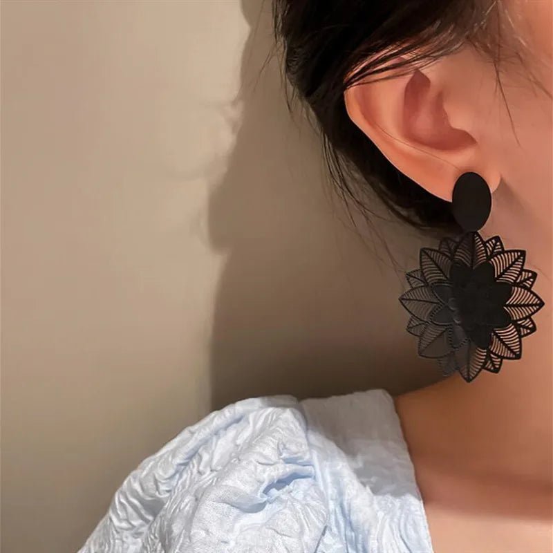 🌸 Boucles d'Oreilles Fleur Forêt Noire - Motif Ajouré Goutte d'Eau Style Coréen - FoytiShop