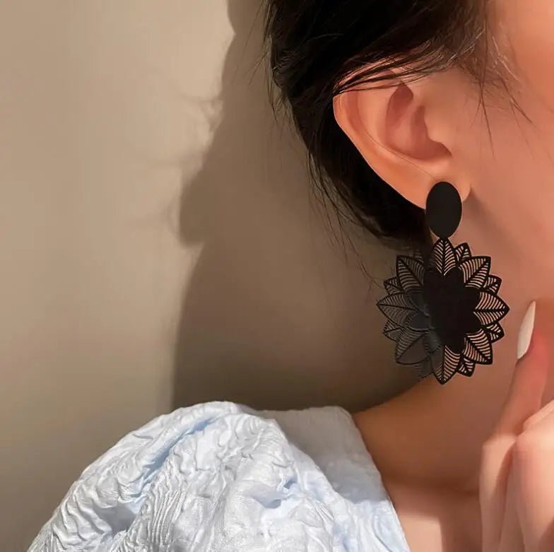 🌸 Boucles d'Oreilles Fleur Forêt Noire - Motif Ajouré Goutte d'Eau Style Coréen - FoytiShop