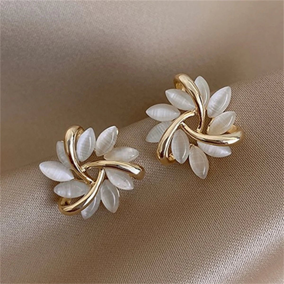 Boucles Élégance Délicate — Style Minimaliste - blanc doré - FoytiShop