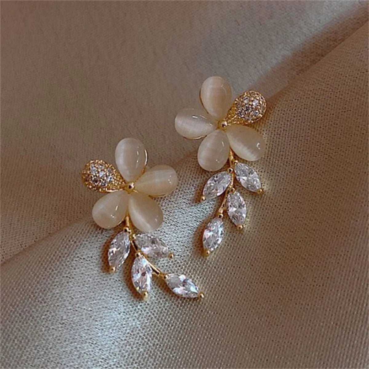 Boucles Élégance Délicate — Style Minimaliste - blanc doré - FoytiShop