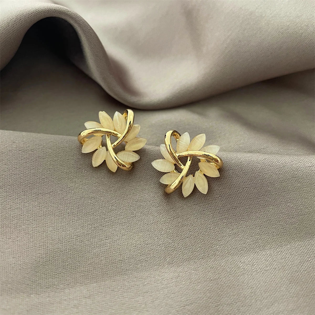 Boucles Élégance Délicate — Style Minimaliste - blanc doré - FoytiShop