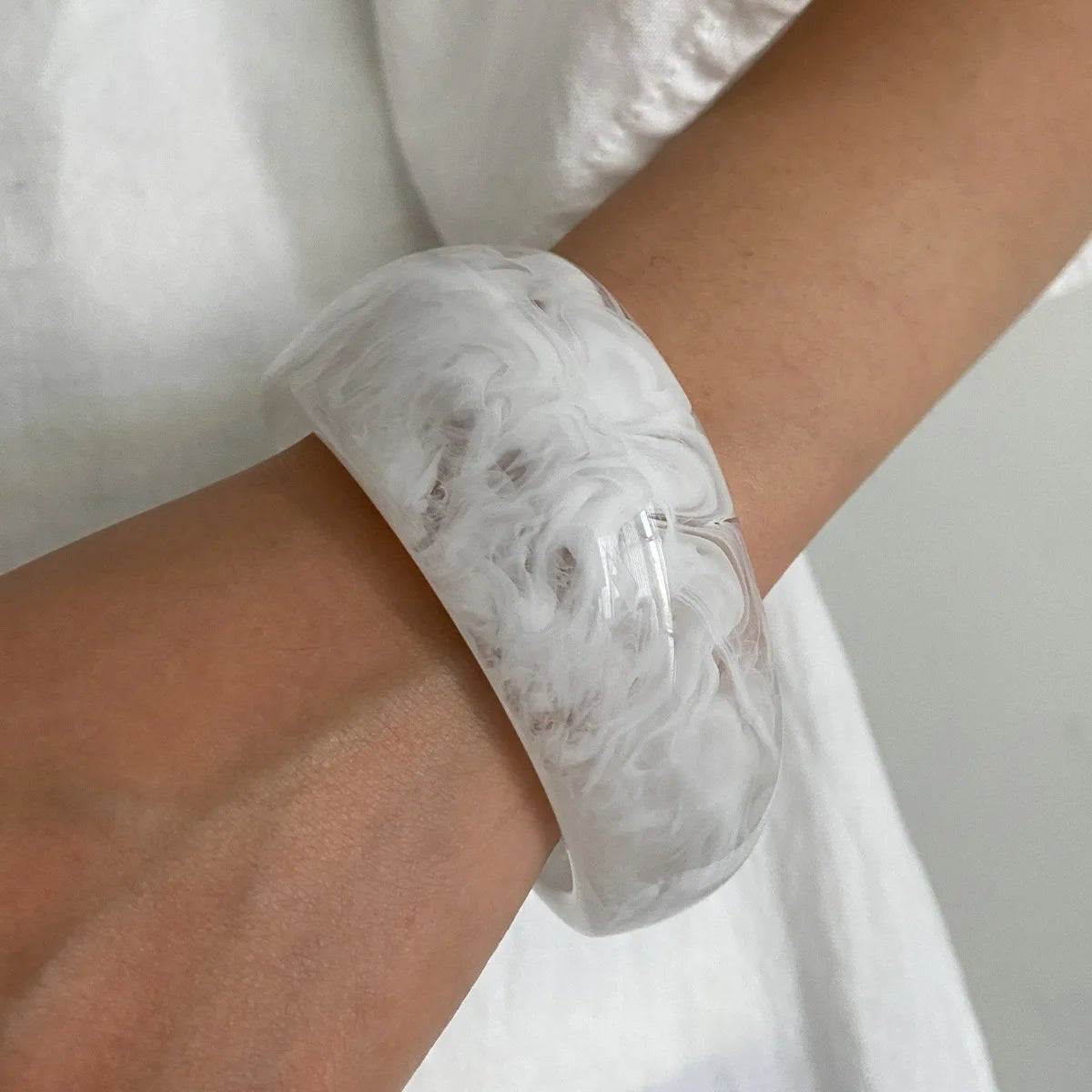 Bracelet Manchette Acrylique Boho Blanc & Rose – Ouverture Réglable Femme - FoytiShop