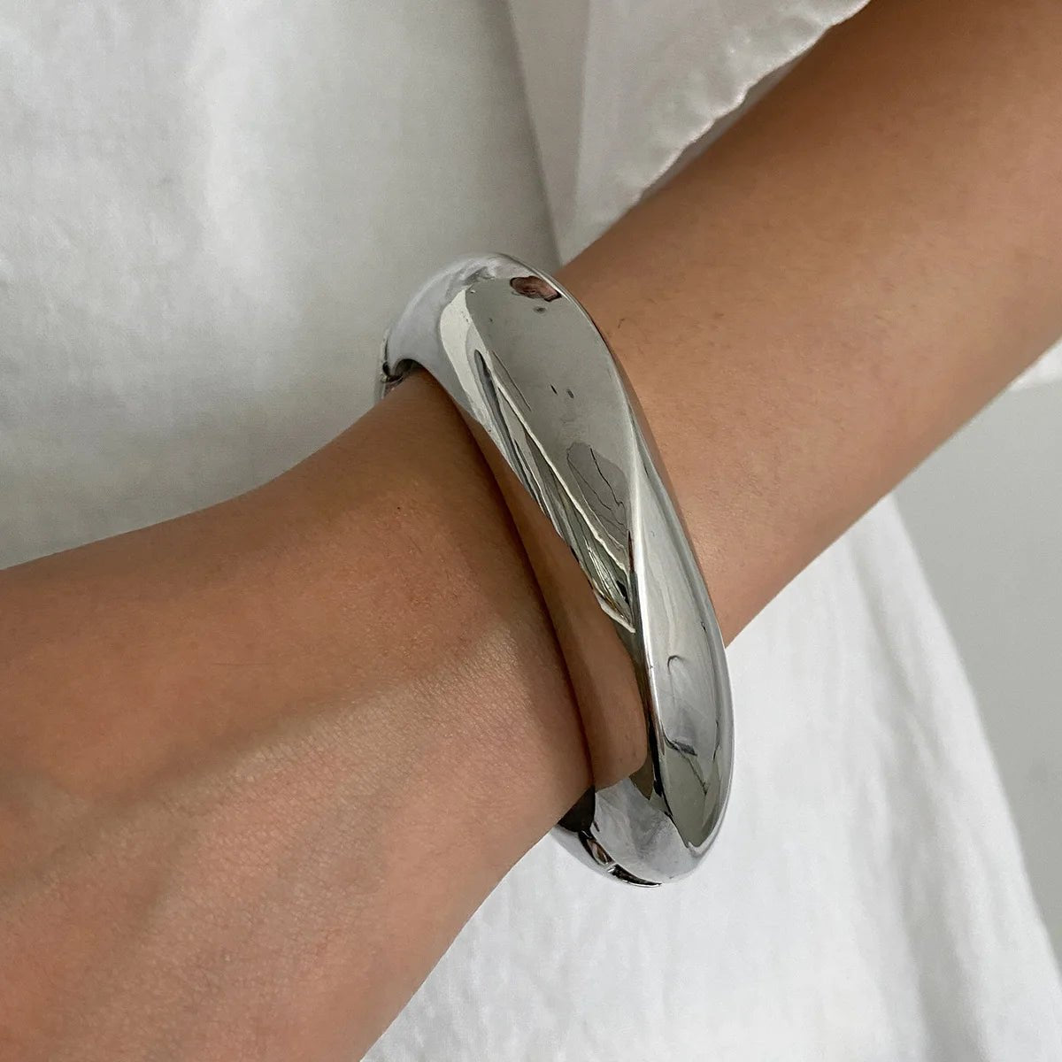 Bracelet Manchette Acrylique Boho Blanc & Rose – Ouverture Réglable Femme - FoytiShop