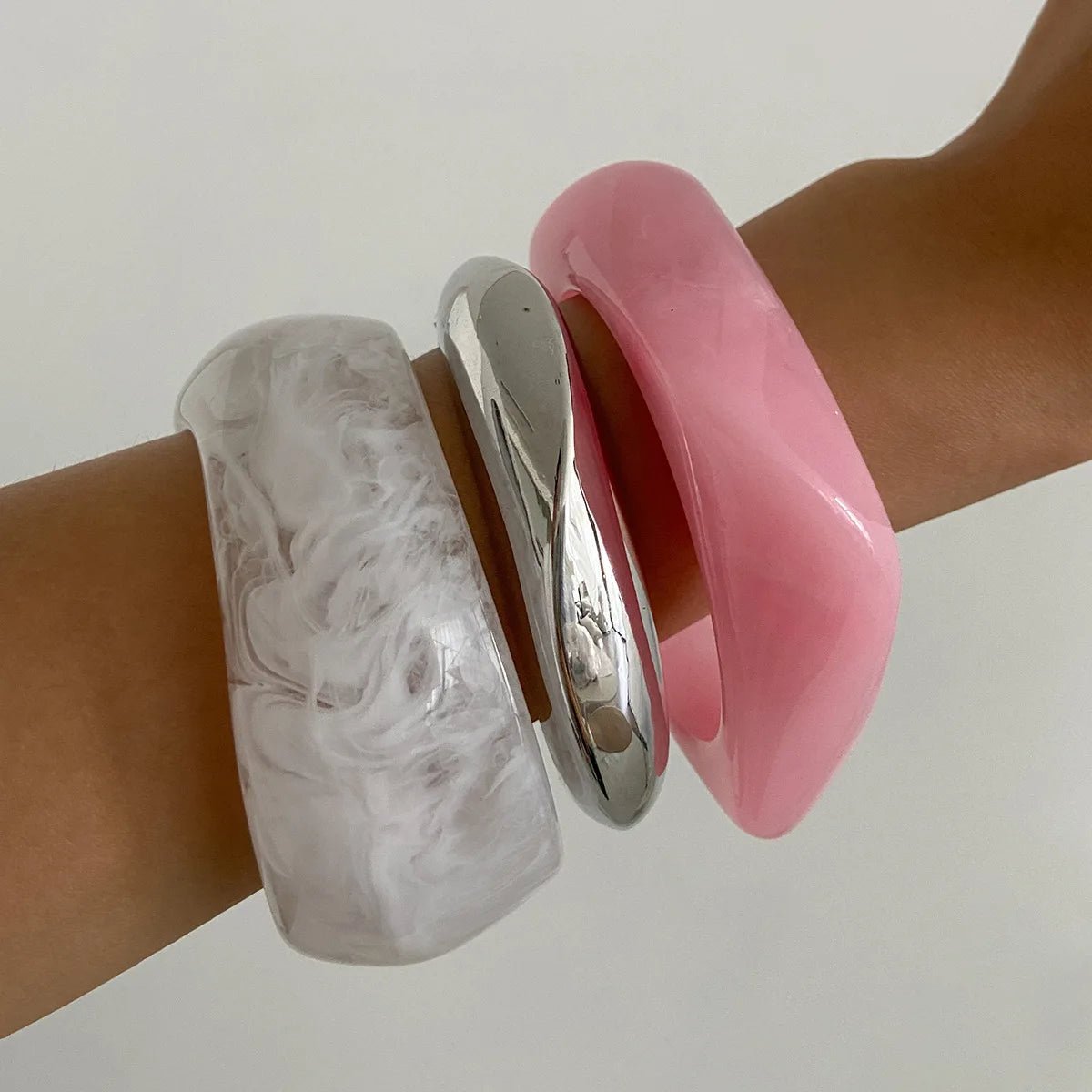 Bracelet Manchette Acrylique Boho Blanc & Rose – Ouverture Réglable Femme - FoytiShop
