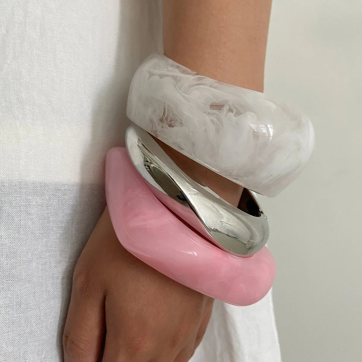 Bracelet Manchette Acrylique Boho Blanc & Rose – Ouverture Réglable Femme - FoytiShop
