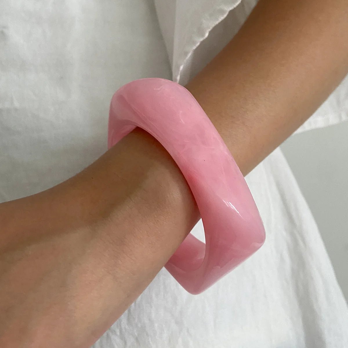 Bracelet Manchette Acrylique Boho Blanc & Rose – Ouverture Réglable Femme - FoytiShop