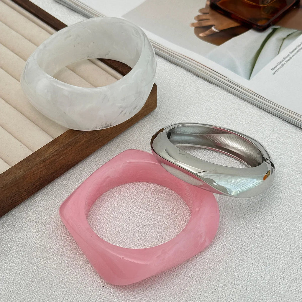 Bracelet Manchette Acrylique Boho Blanc & Rose – Ouverture Réglable Femme - FoytiShop