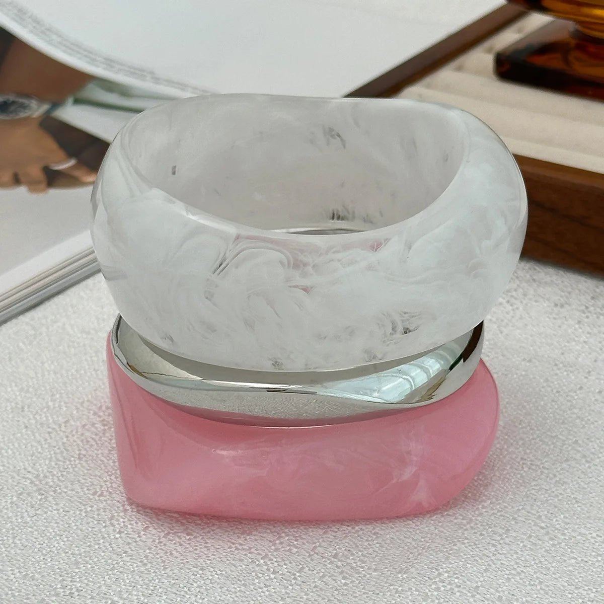 Bracelet Manchette Acrylique Boho Blanc & Rose – Ouverture Réglable Femme - FoytiShop
