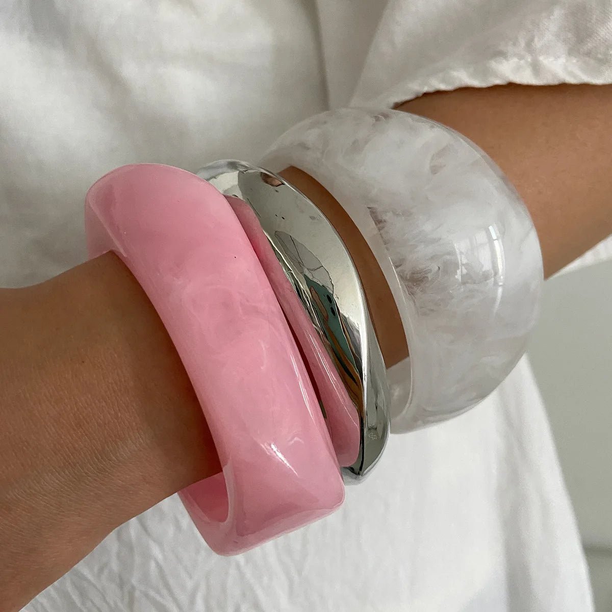 Bracelet Manchette Acrylique Boho Blanc & Rose – Ouverture Réglable Femme - FoytiShop