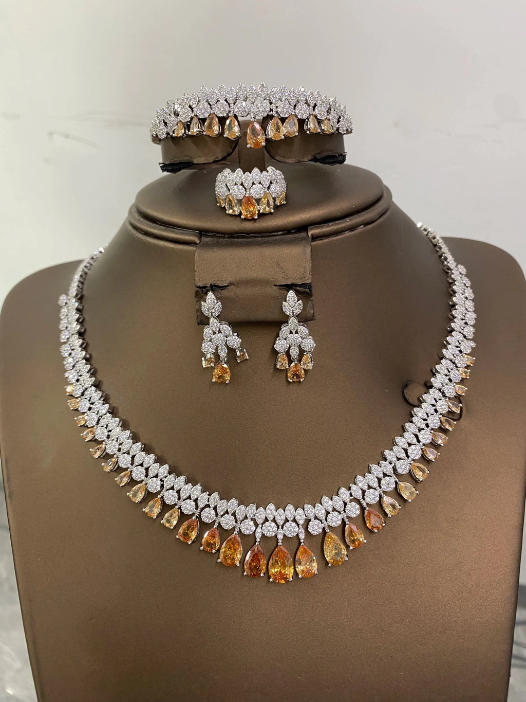 Parure Élégance Royale — Collier & Boucles d’Oreilles - FoytiShop