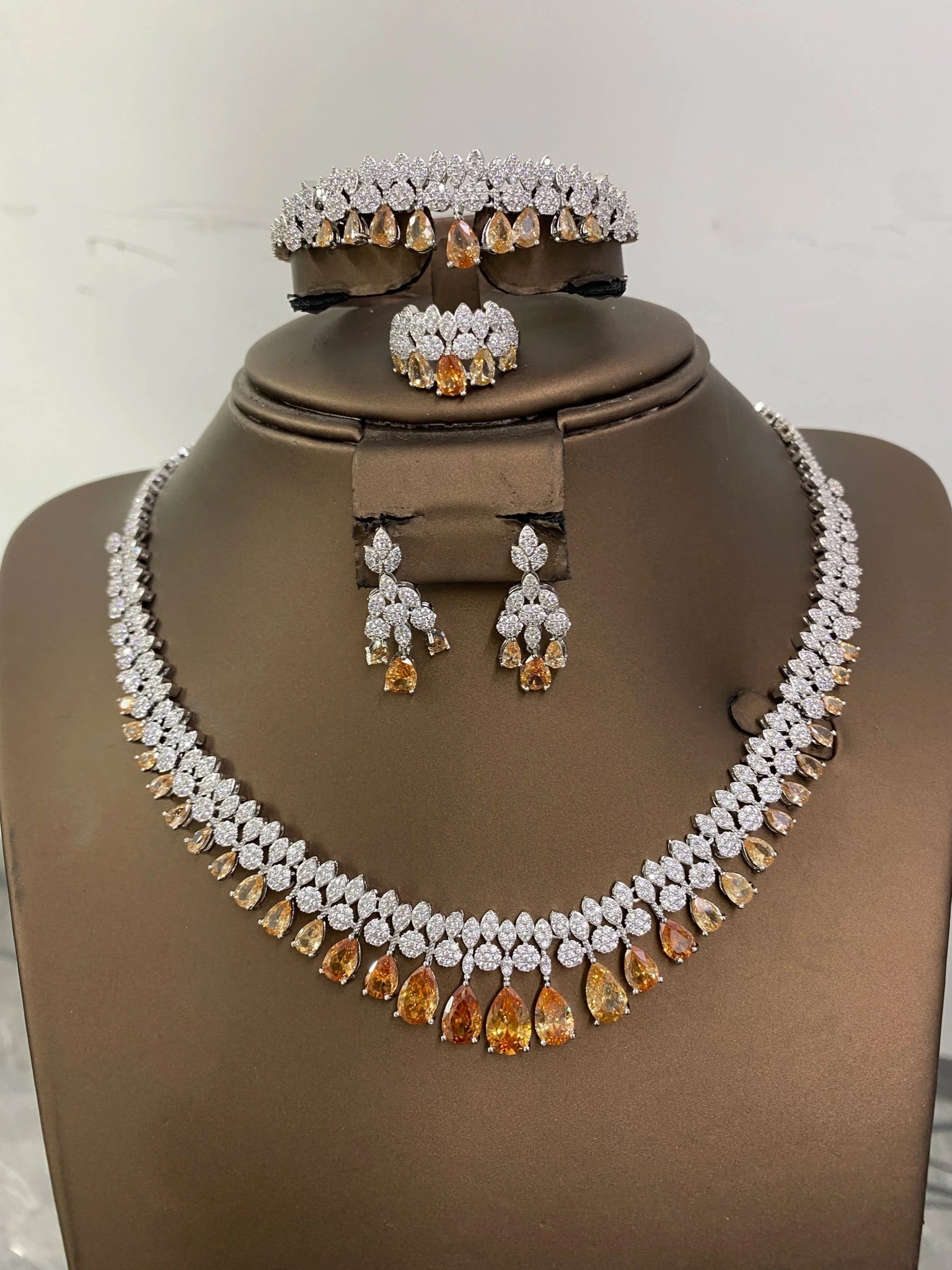 Parure Élégance Royale — Collier & Boucles d’Oreilles - FoytiShop